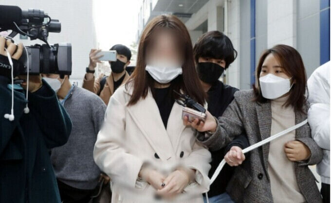  반성문 8번 제출했지만.. "경찰 빽 있다"던 지하철 폭행녀 징역 1년 선고