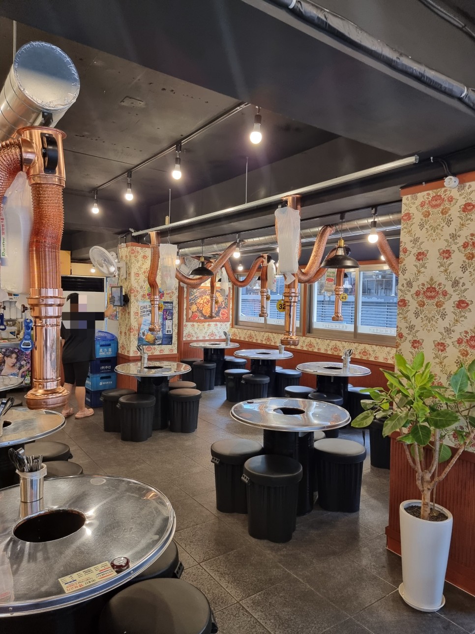 평화김해뒤고기건대점 내부사진