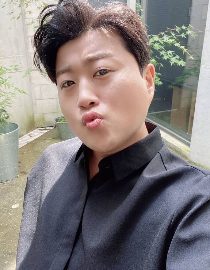 검정색옷을입은-남성의모습