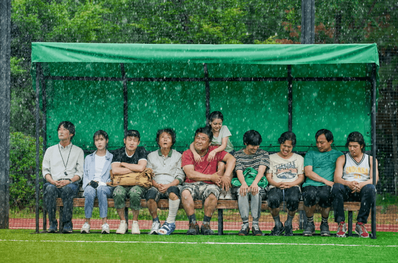 비를-피하는-홈리스-축구팀