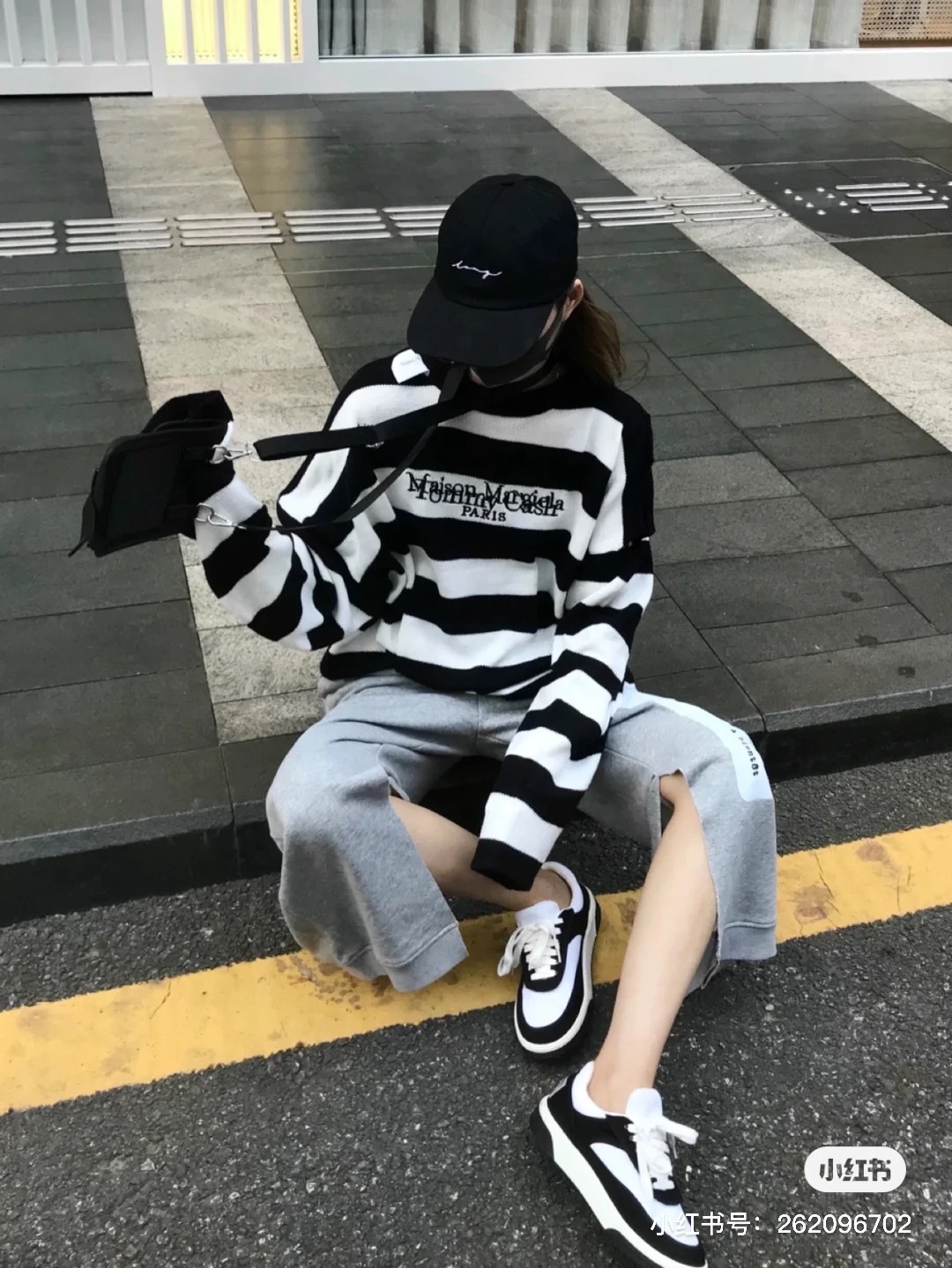  [MAISON MARGIELA x TOMMY CASH] 메종 마르지엘라 x 토미캐시 로고 스트라이프 커트 니트 스웨터