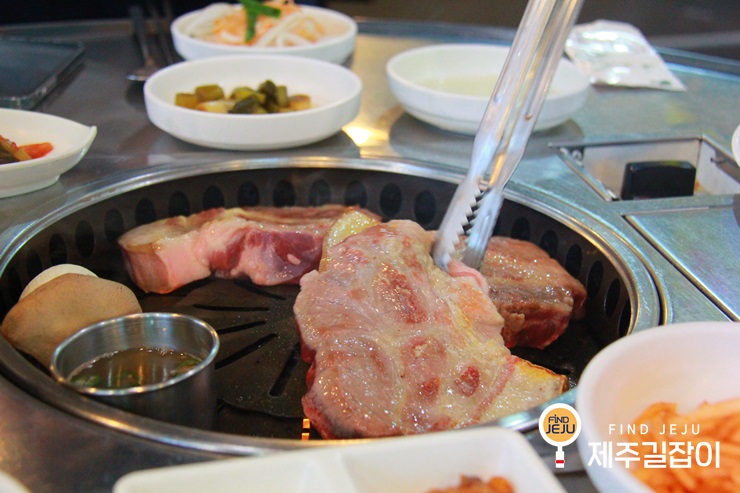  육즙가득한 제주시 흑돼지 맛집 돈사촌