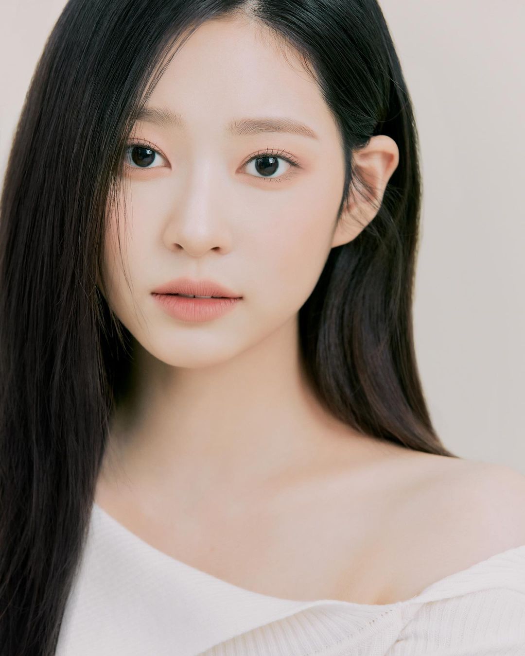  배우로 데뷔하는 아이즈원 출신 김민주 프로필 화보 사진