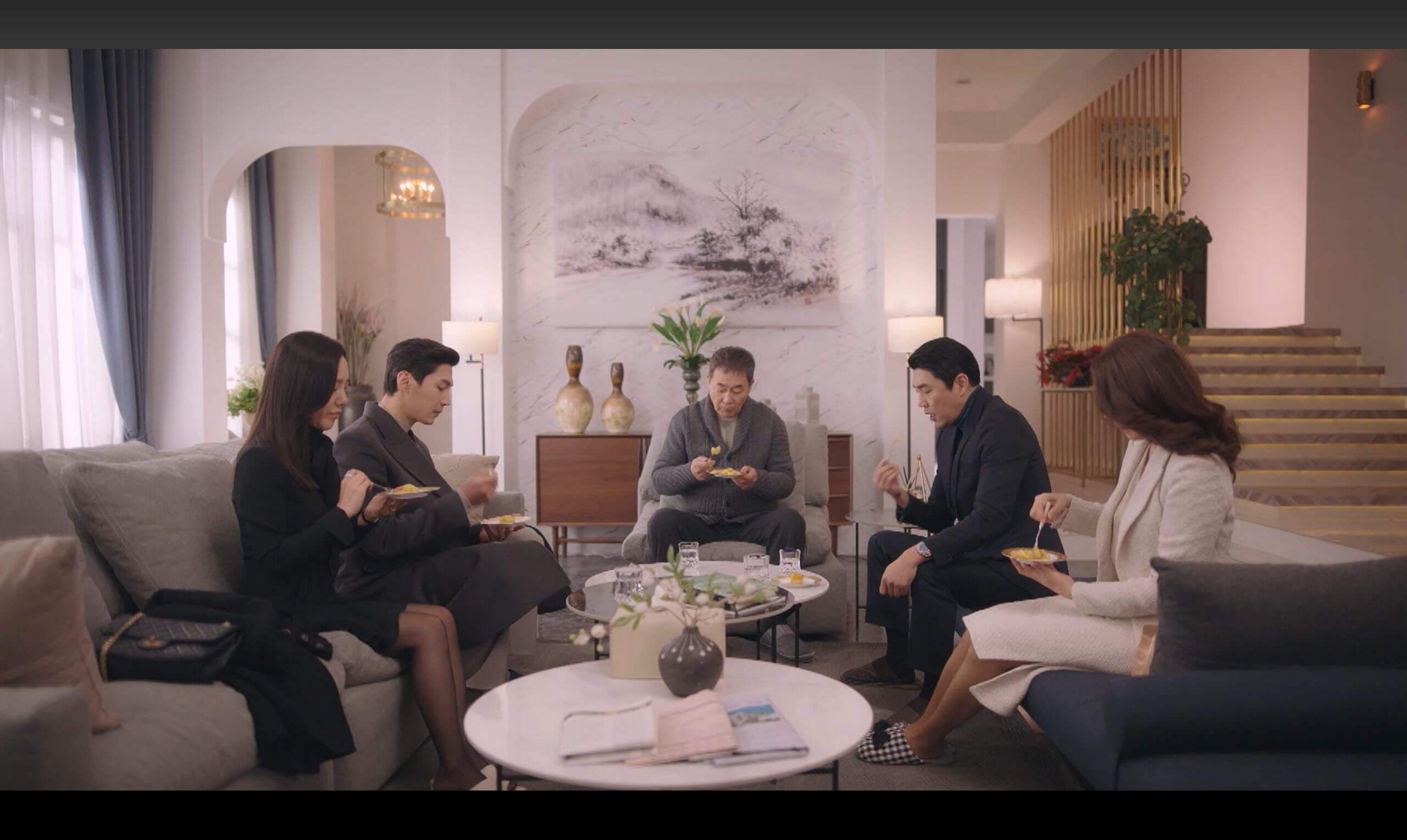 서반커플과 서동마 커플이 부친의 집 응접실에 앉아 이시은이 사 온 군고구마를 먹으며 담소를 나누고 있습니다