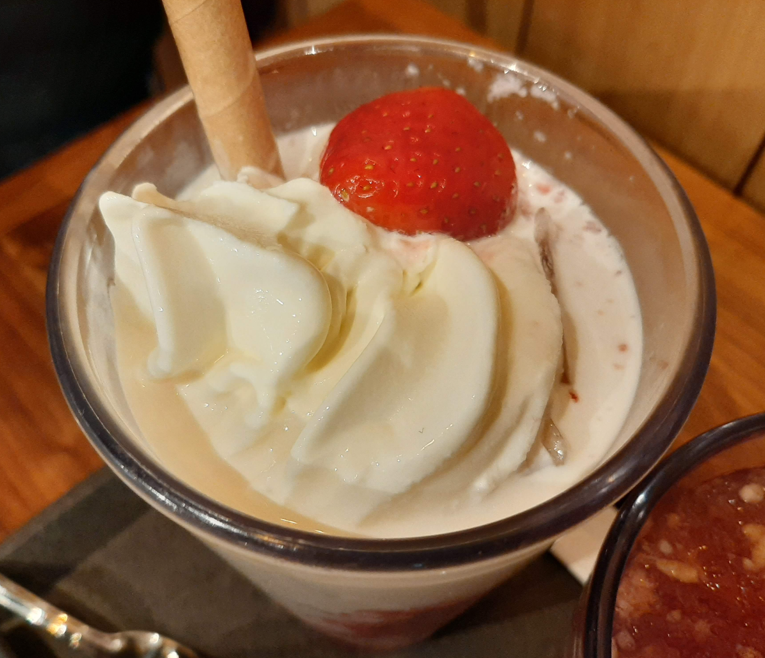 밀크 아이스크림 딸기 라떼