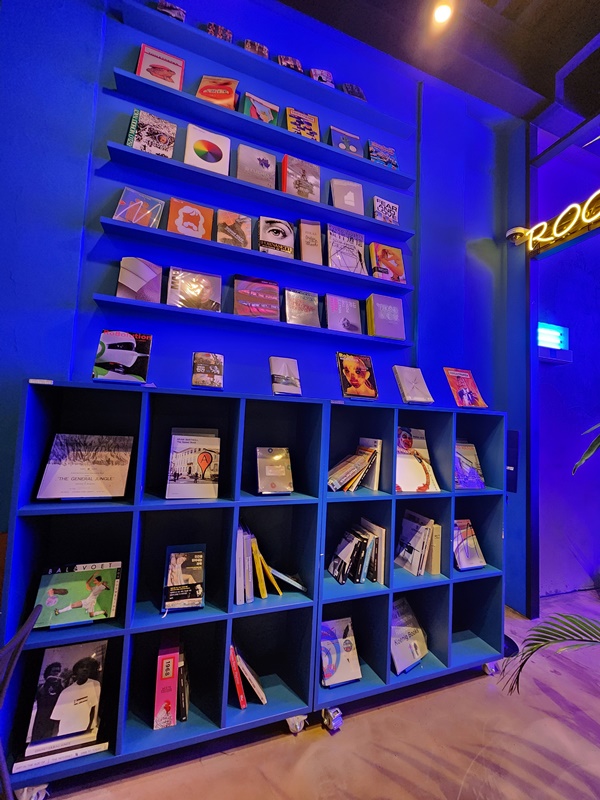 책이 진열된 파란색 벽과 책장