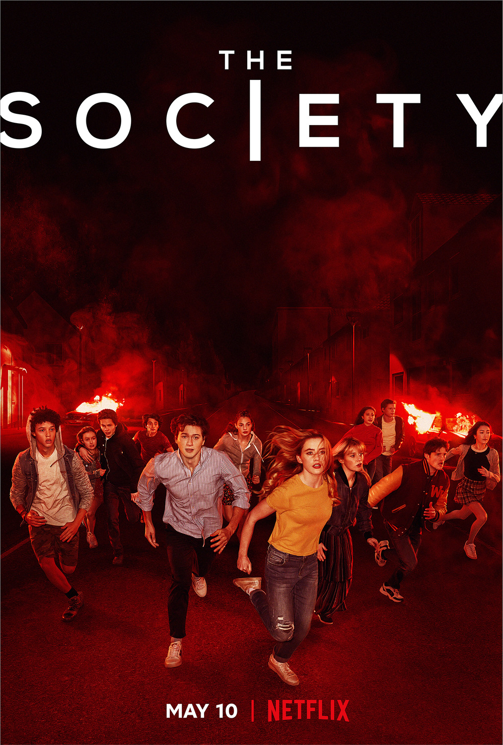 넷플릭스 드라마 소사이어티 The Society 포스터｜붉은 연기로 가득한 거리에서 달려 나오는 10대 청소년들의 긴박한 장면이 담긴 이미지