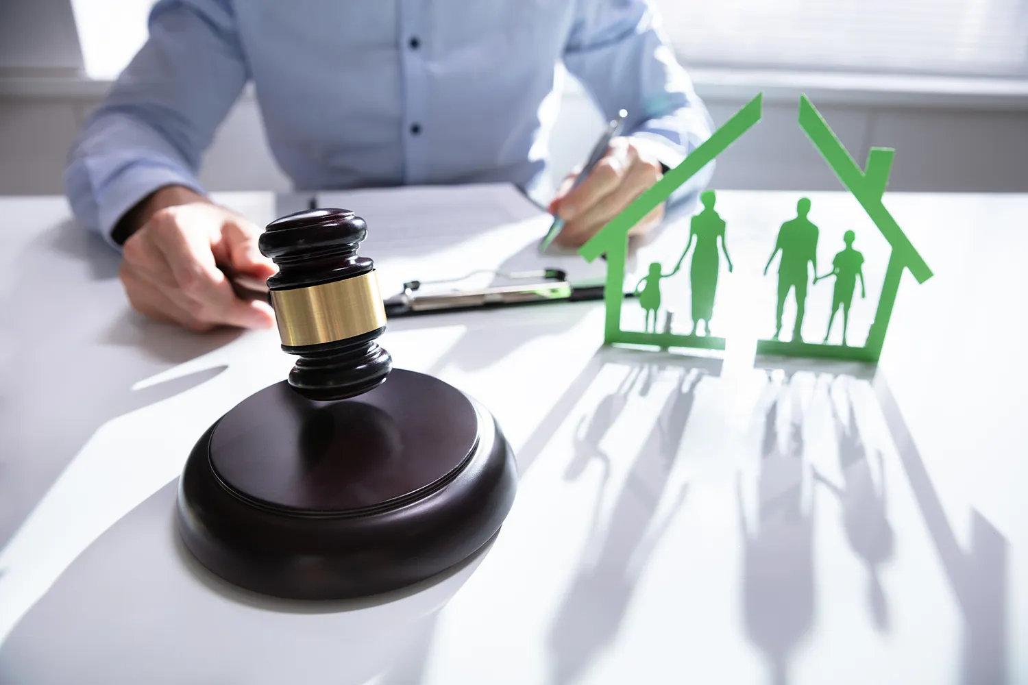 이혼으로 인해 가족과 집의 분리를 보여주는 판사봉 클로즈업