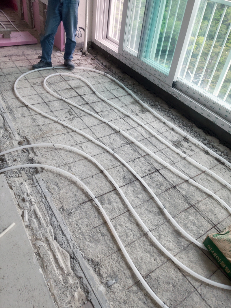 거실 벽면에 매입 박스를 시공한 무몰딩 인테리어 용인시 아파트 거실 리모델링 - 25