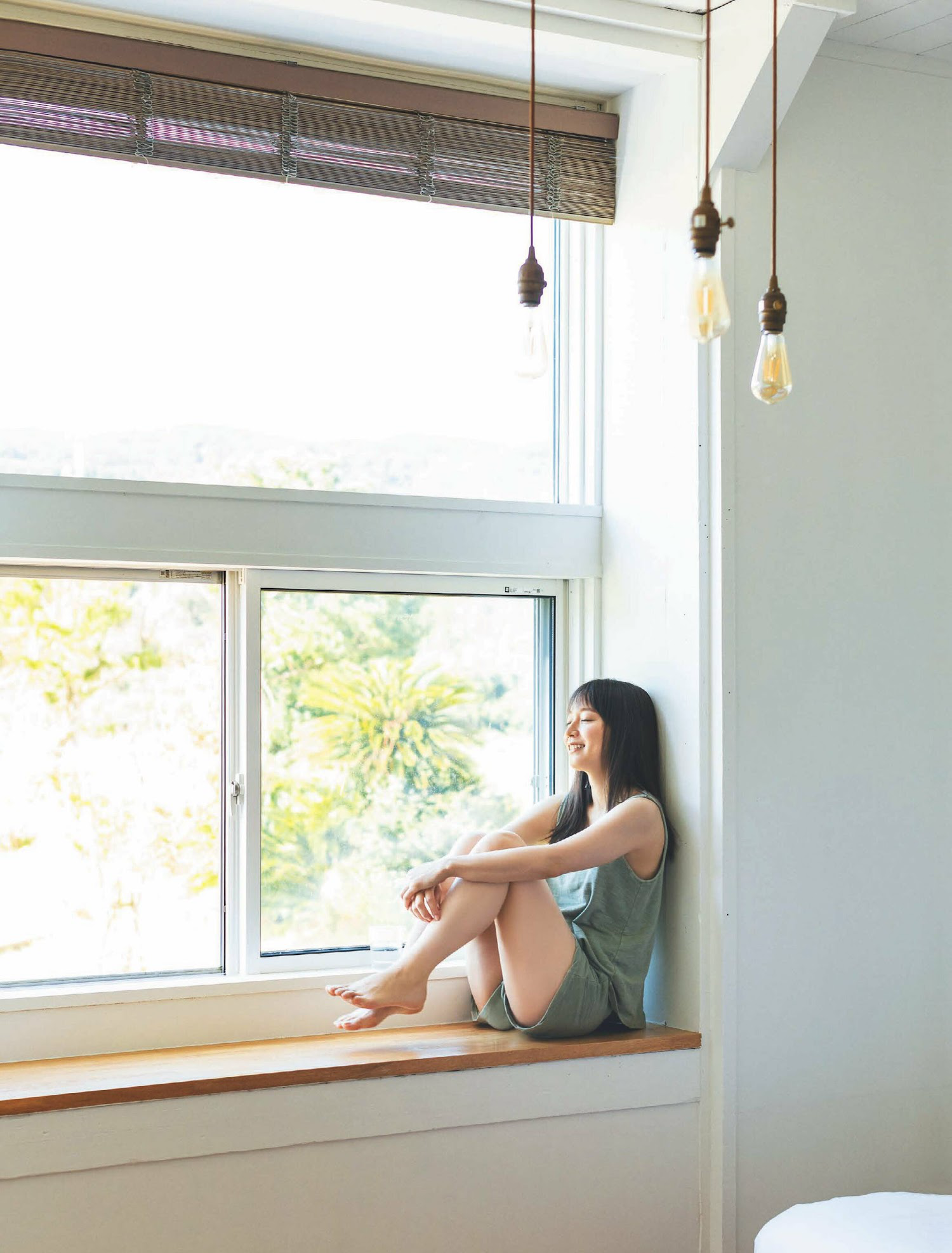 창문으로 들어오는 따스한 햇살과 창가에 앉아 있는 요시오카 리호