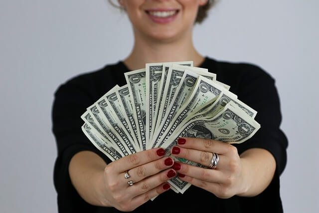 여자가 돈을 펼쳐들고 있는 사진