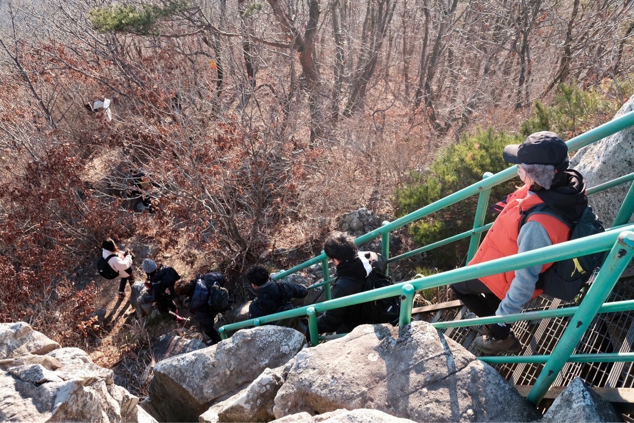 달음산의 철제 계단