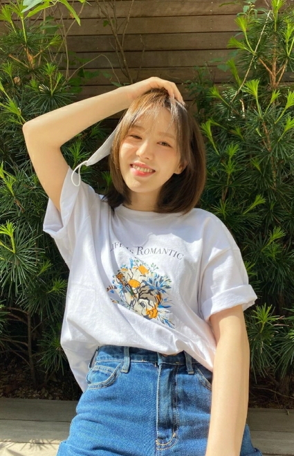 웬디가 손을 올리고 있는 사진