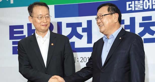  탈원전땐 40% 전기료 폭등 보고서, 文정부 처음부터 뭉갰다 2030년까지 40% 올려야 2017년 출범때 보고받아 백운규 김태년 홍종학 최민희 더불어민주당 주범