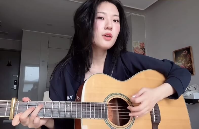 기타를들고-노래하는-긴머리여성의모습