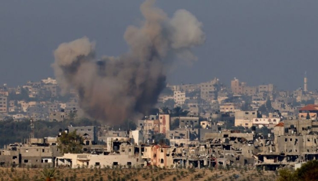 지난 20일(현지시간) 이스라엘군의 공습을 당한 팔레스타인 가자지구 북부에서 시커먼 연기가 하늘로 치솟고 있다.