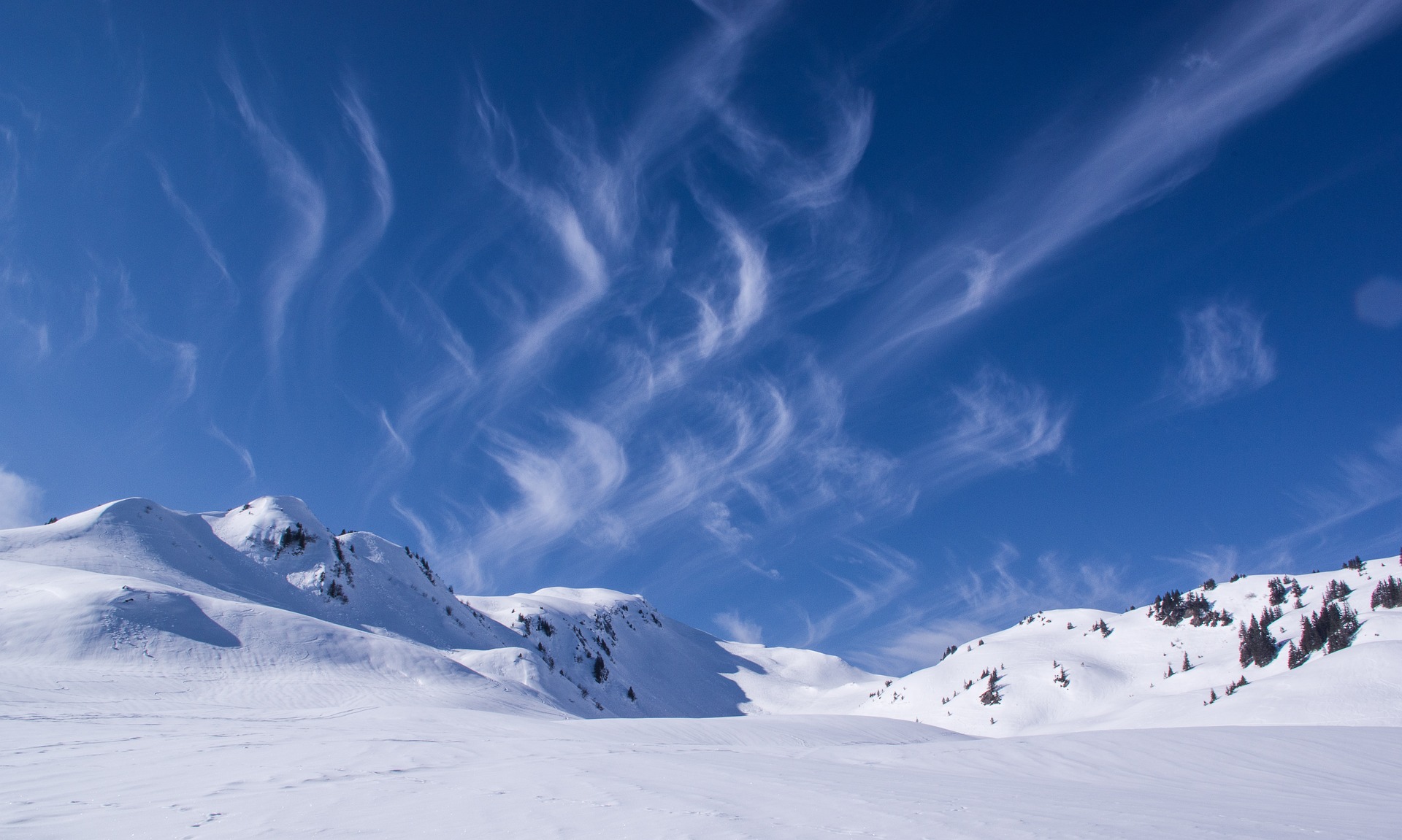 스키장에 사람이 없는 모습이고 하늘에 구름들이 함께 보인다