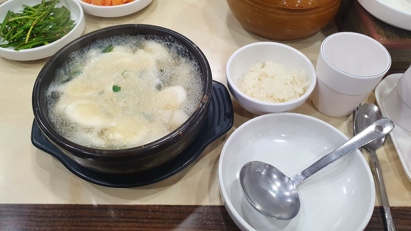  이열치열 굴이땡긴다 굴떡국을 시키면 밥을주는 가게가있다? 김명자 굴국밥!!