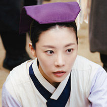 천금 역을 맡은 배우 서예화가 조선시대 의녀 복장을 입은 모습