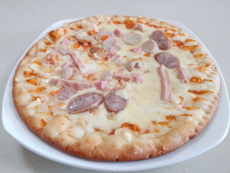 접시에 플레이팅한 피자