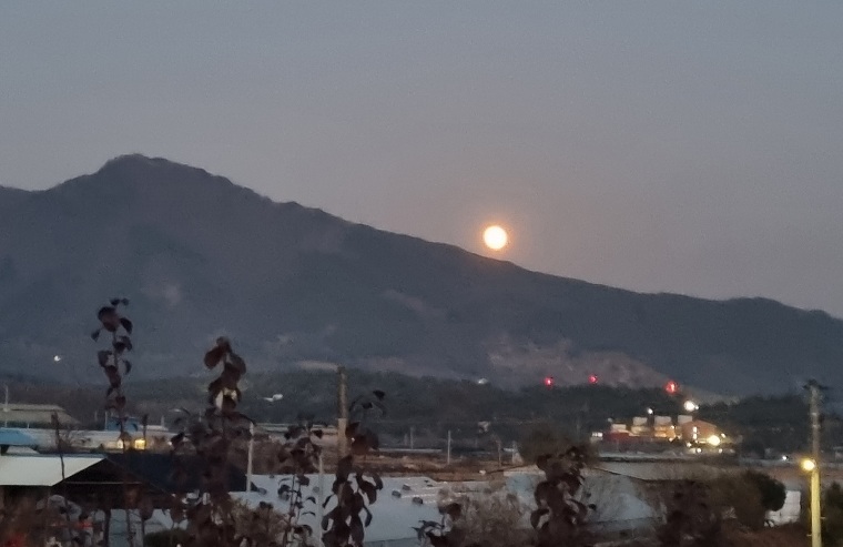 저녁이 오자 동쪽 하늘에서 보름달이 떠오르는 모습이다.