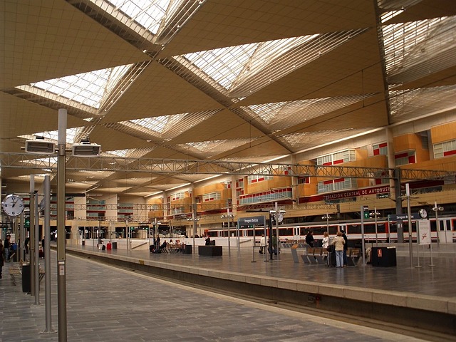 KTX 열차 역과 비슷한 모습