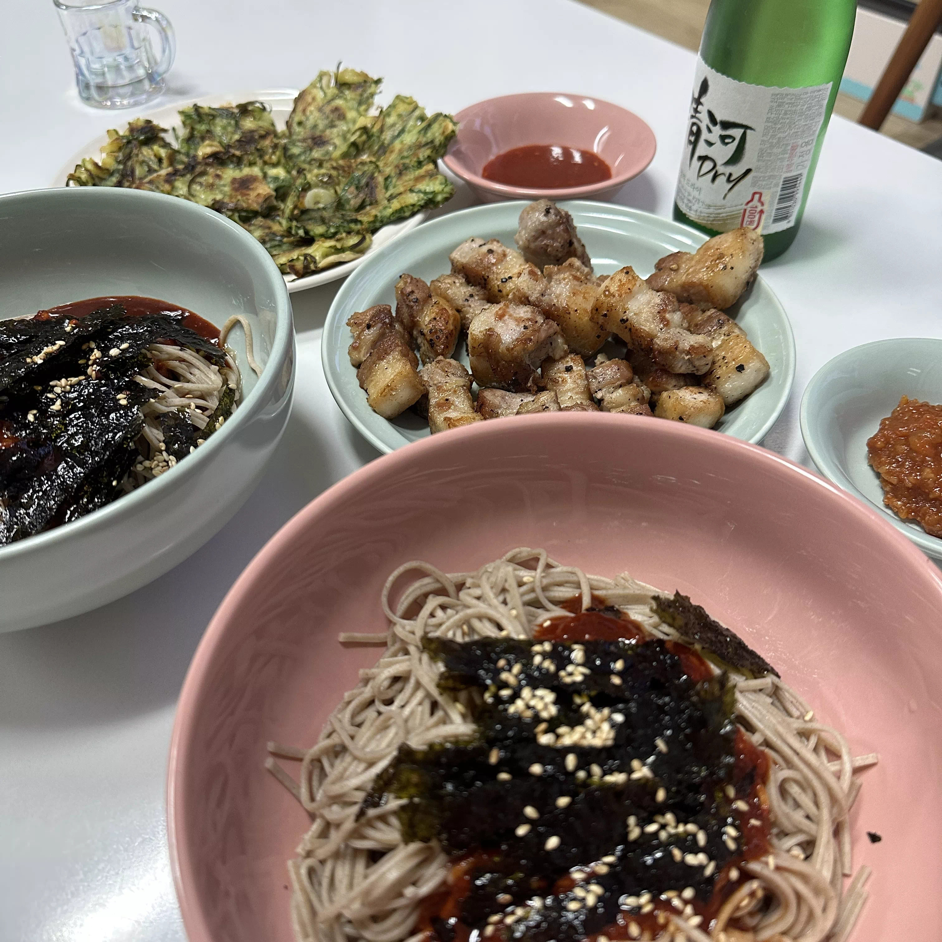 메밀 비빔국수와 삼겹살