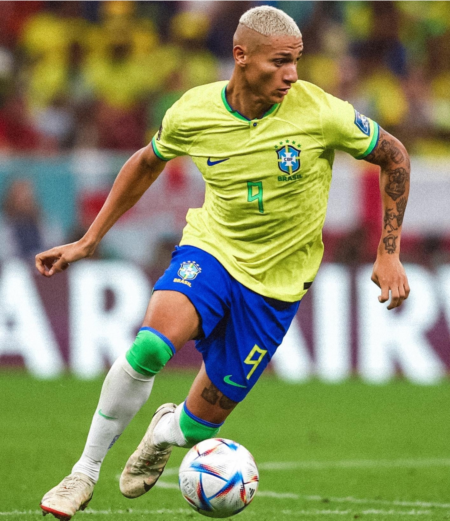 히샬리송이 브라질 대표팀 유니폼을 입고 드리블 하고 있다.