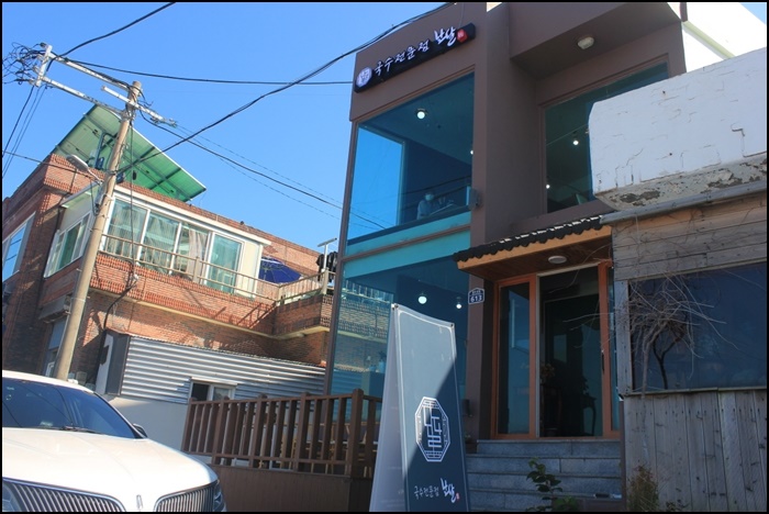 통유리가-인상적인-국수집-외관모습