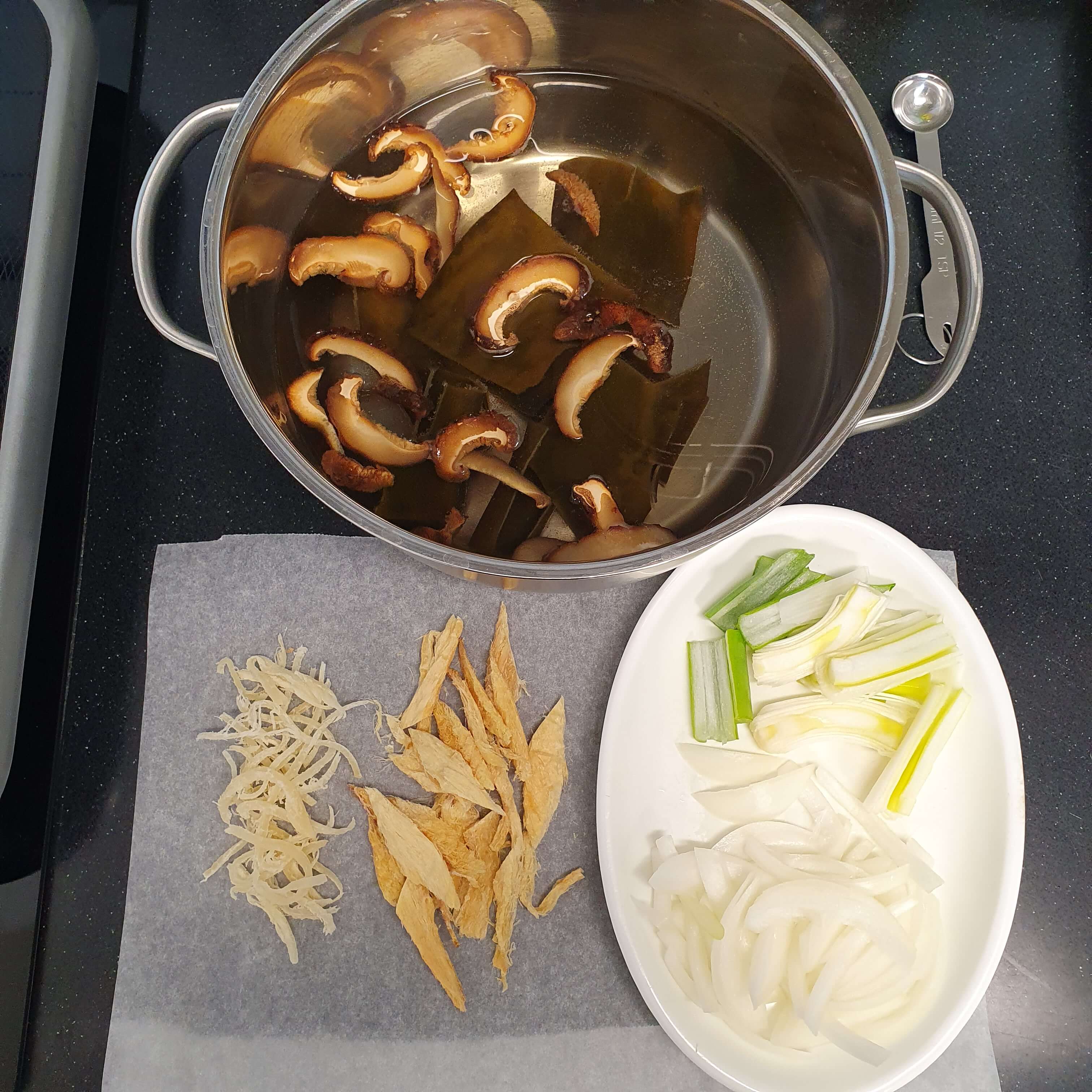  무턱대고 끓이면 맛 없어지는 표고버섯 육수