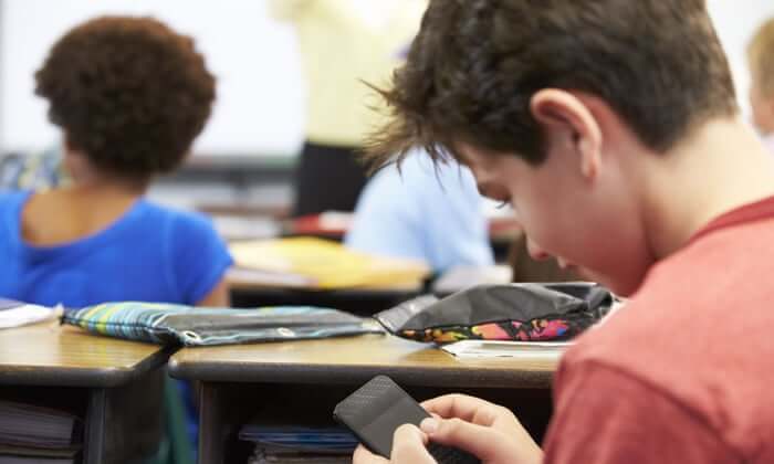  영국 모든 학교, 휴대폰 금지 수업 검토...한국도 고려해야 하지 않나 Mobile phones could be banned from schools in England