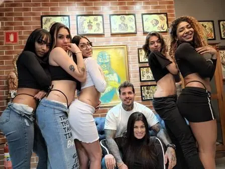  Modelo 'casado' com 8 mulheres ganha homenagem com seu nome tatuado no corpo delas: 'Fizeram por amor. Nunca pediria'