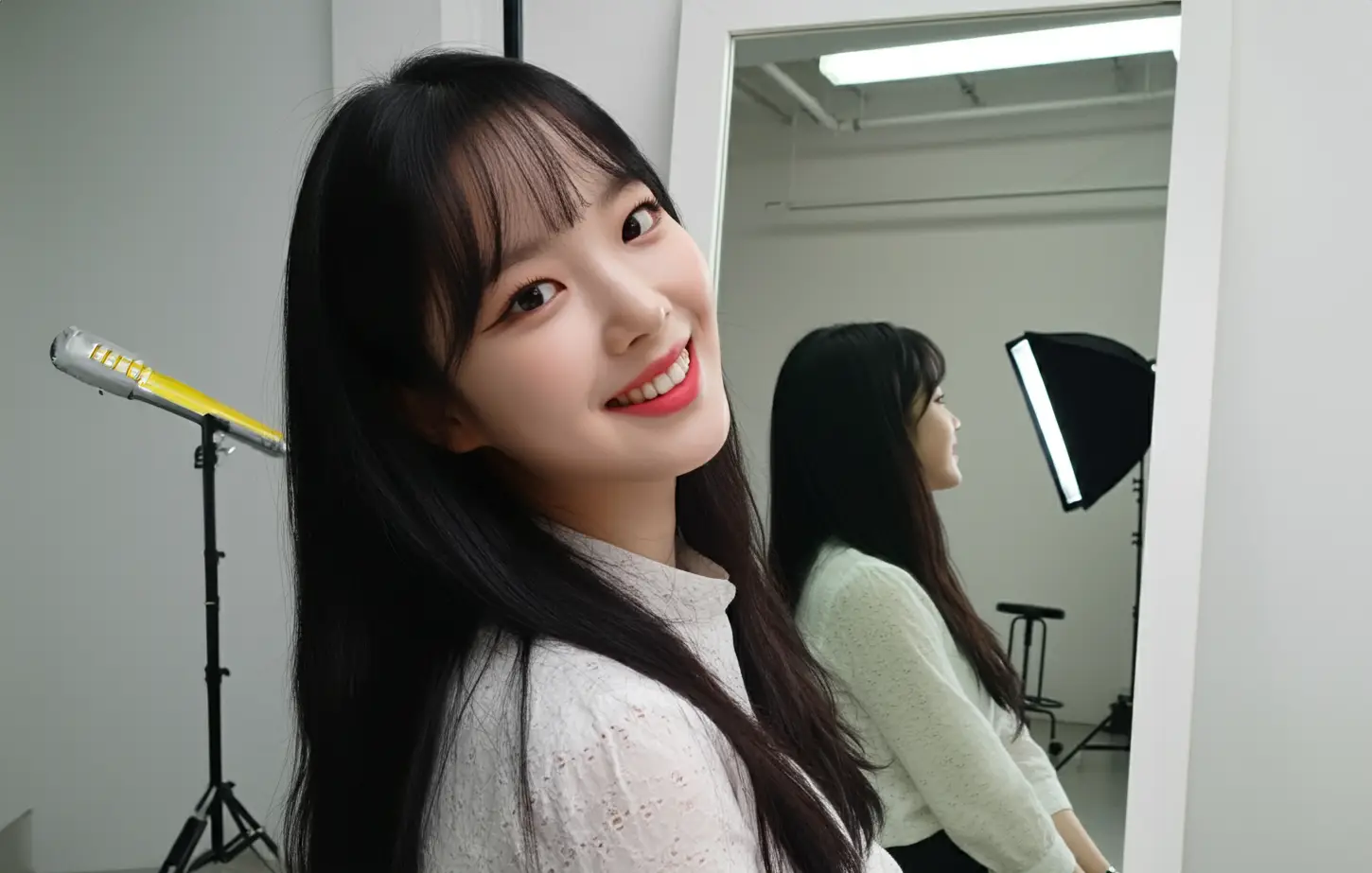 스튜디오에서 촬영하는 여성