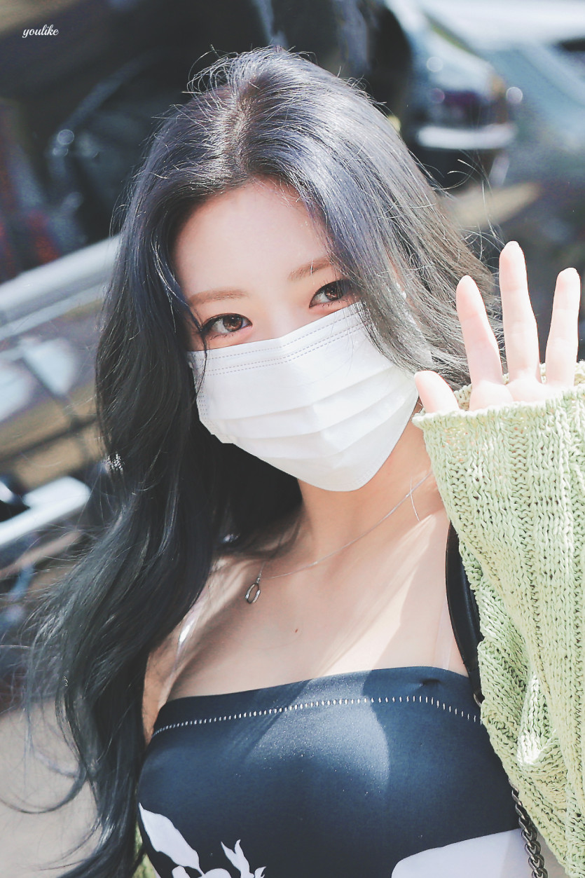  ITZY 유나 크롭탑 클라스