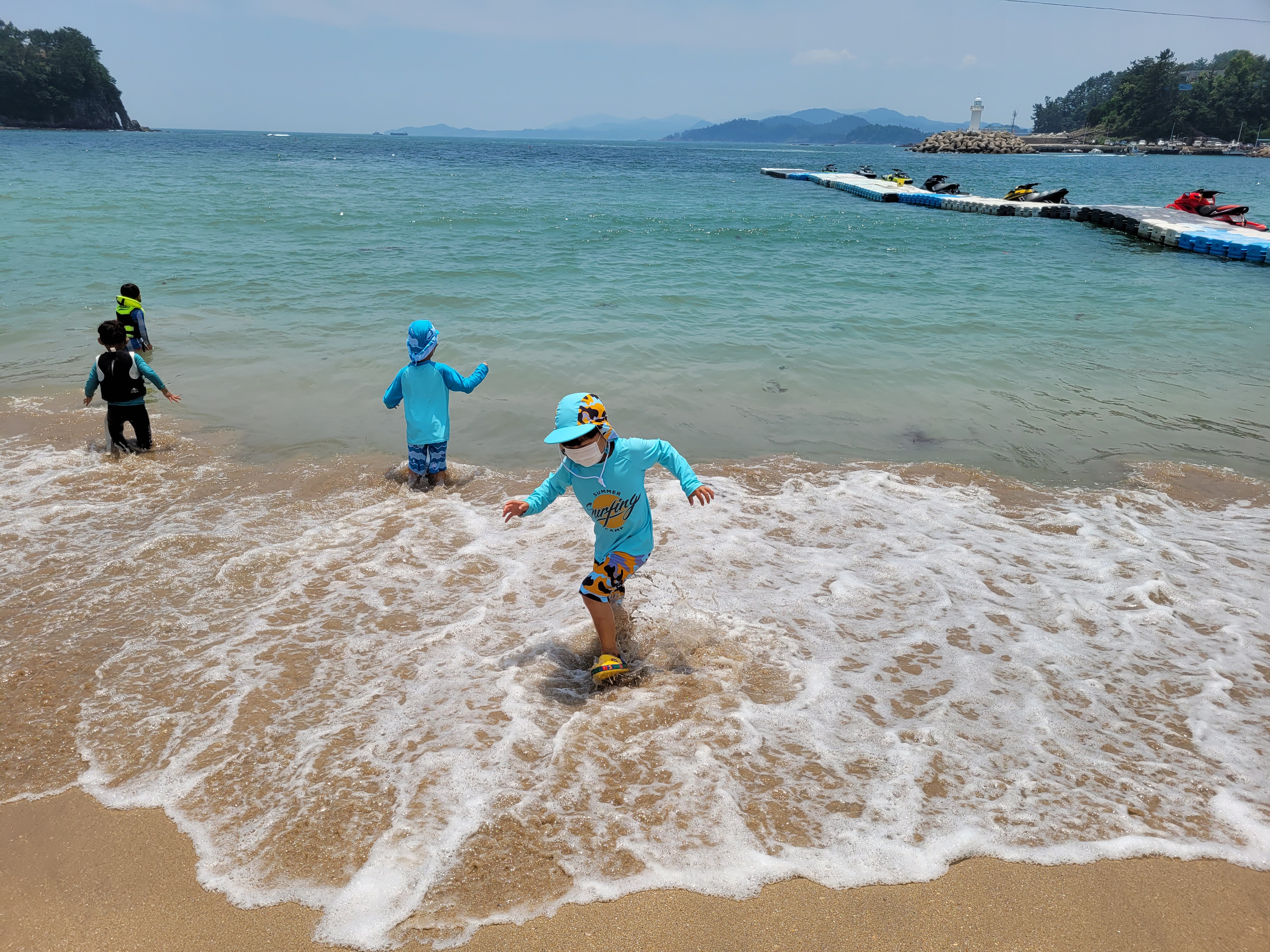 사천 남일대 해수욕장 물놀이를 즐겁게 하는 아이들