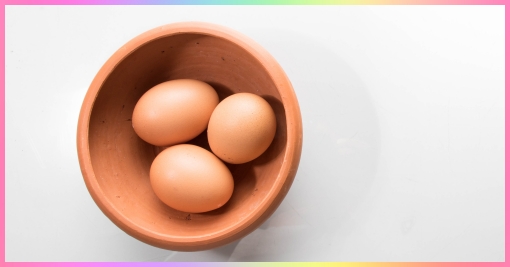 둥근 점토 그릇에 계란 세 개가 들어 있습니다.