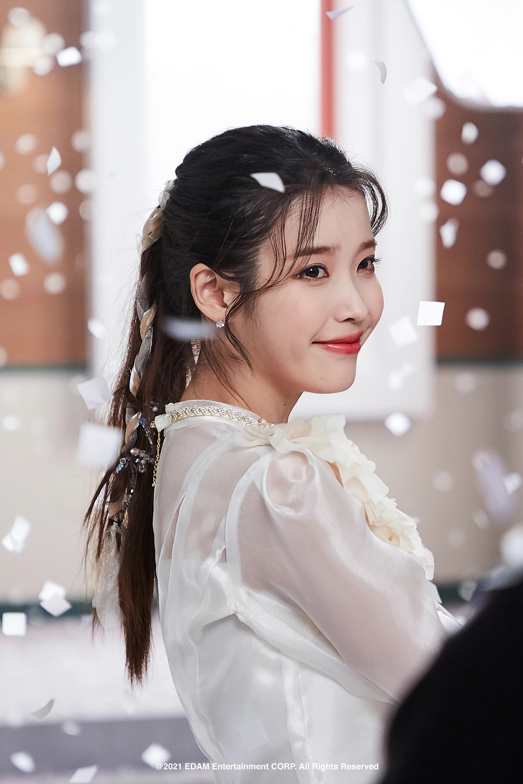  아이유 라일락 뮤직비디오 소속사 공식 포토컷 사진들