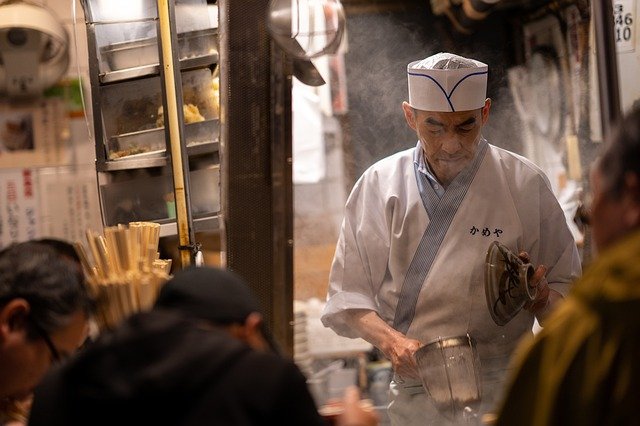 일본의 작은 식당에서 주방장이 요리를 하고 있다