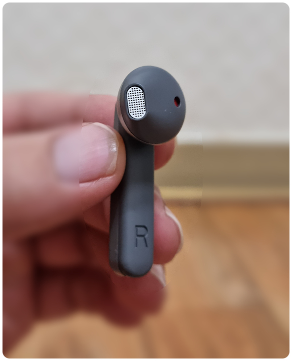 JBL-bluetooth-earbuds-right