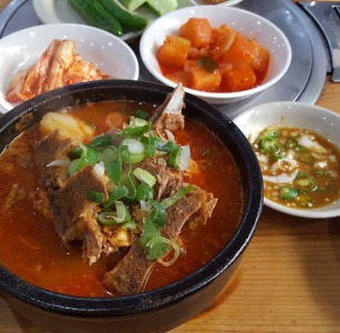 성수동에서 40년 이상의 역사를 자랑하는 소문난 성수감자탕