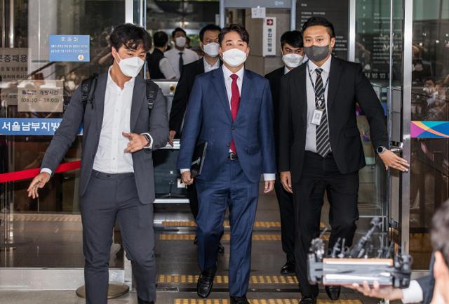  이준석 전 국민의힘 대표는 18일 주위에 알려지지 않았던 경찰 소환 일정을 당 중앙윤리위원회