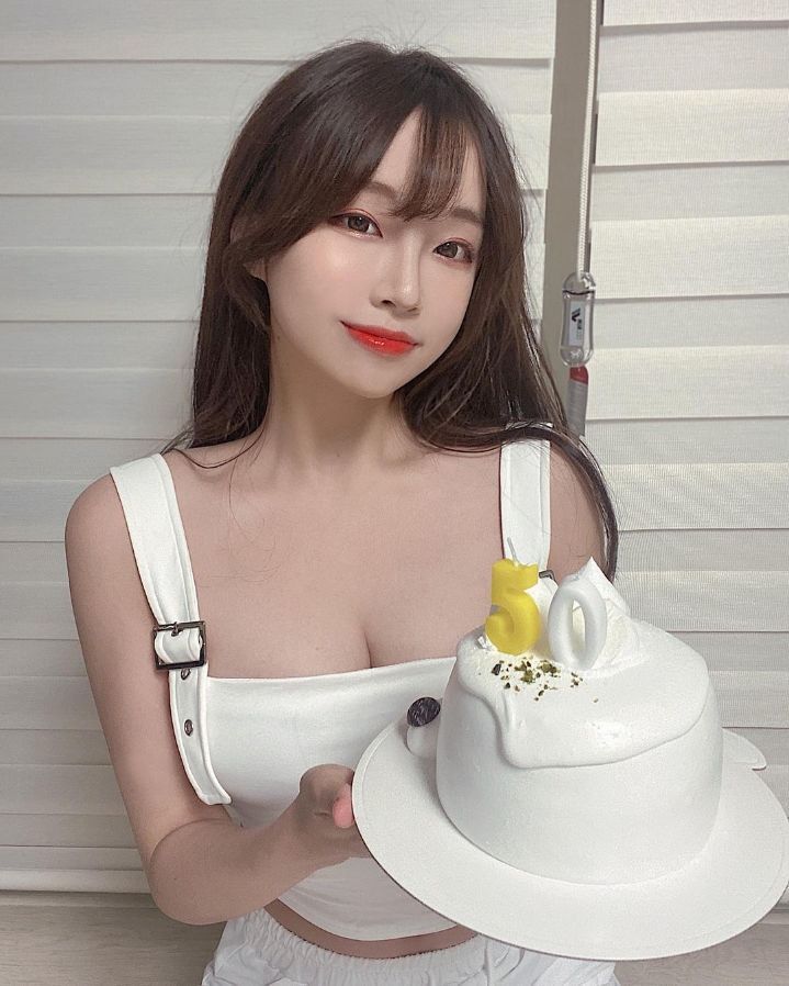  오피스룩 입은 BJ 코코