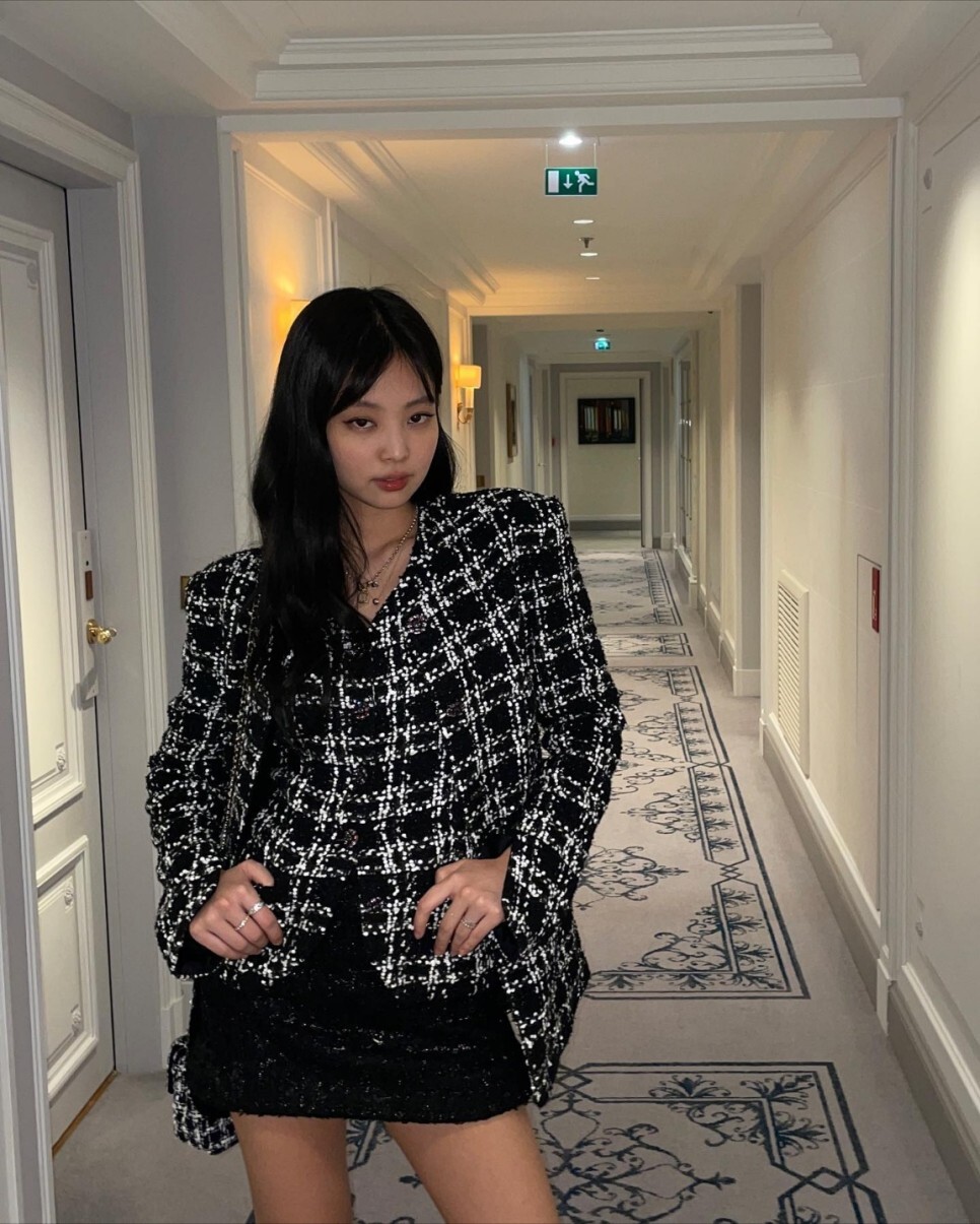  파리 여행 떠난 블랙핑크 제니, 미니 스커트 입고 명품 각선미 자랑...'인간 샤넬' 입증