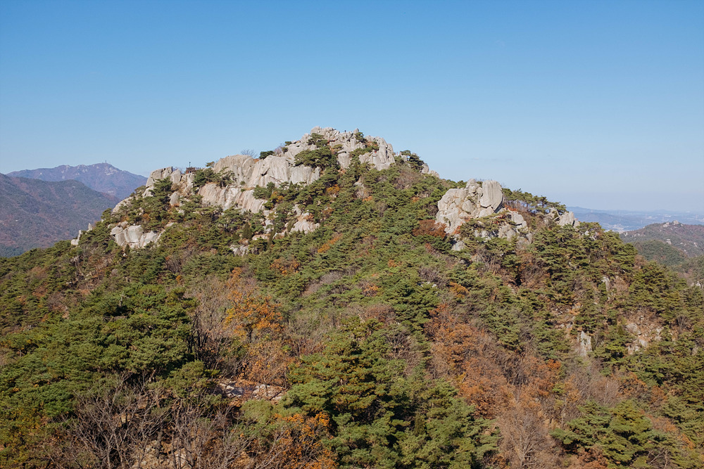 용봉산 노적봉 쪽에서 바라본 악귀봉.