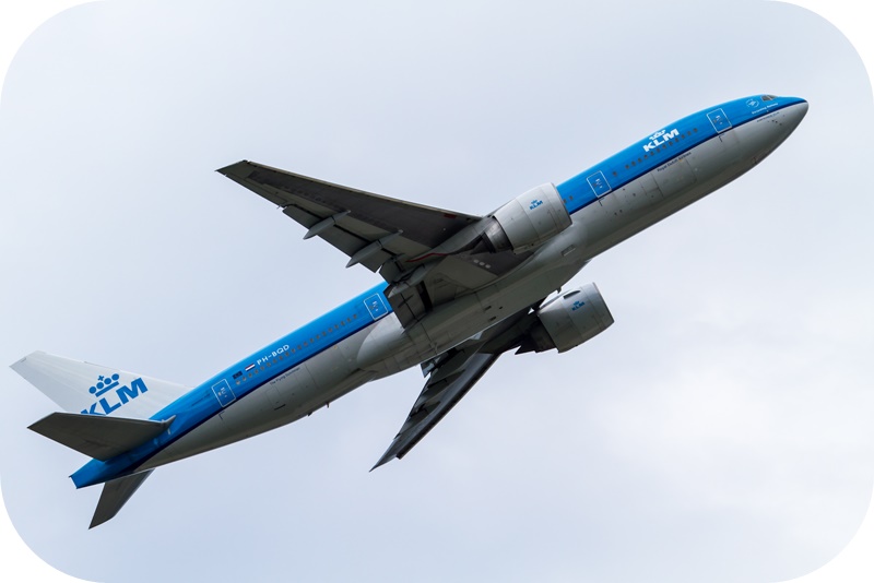 KLM-보잉-B777-여객기-푸른-하늘-비행중