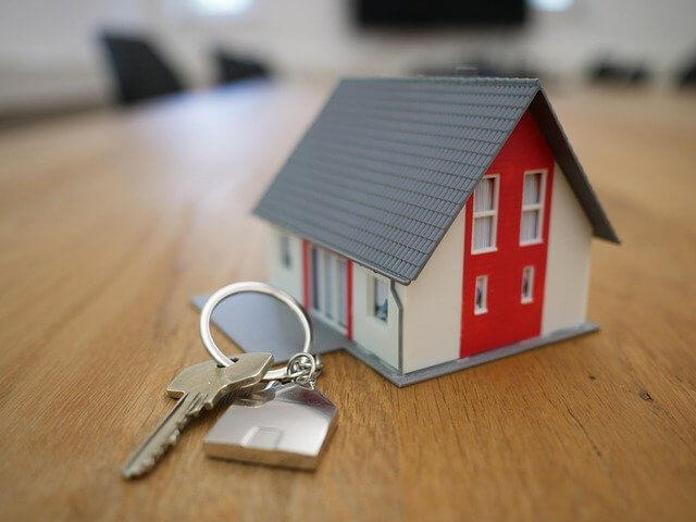 집 모양의 모형 앞에 놓여있는 열쇠