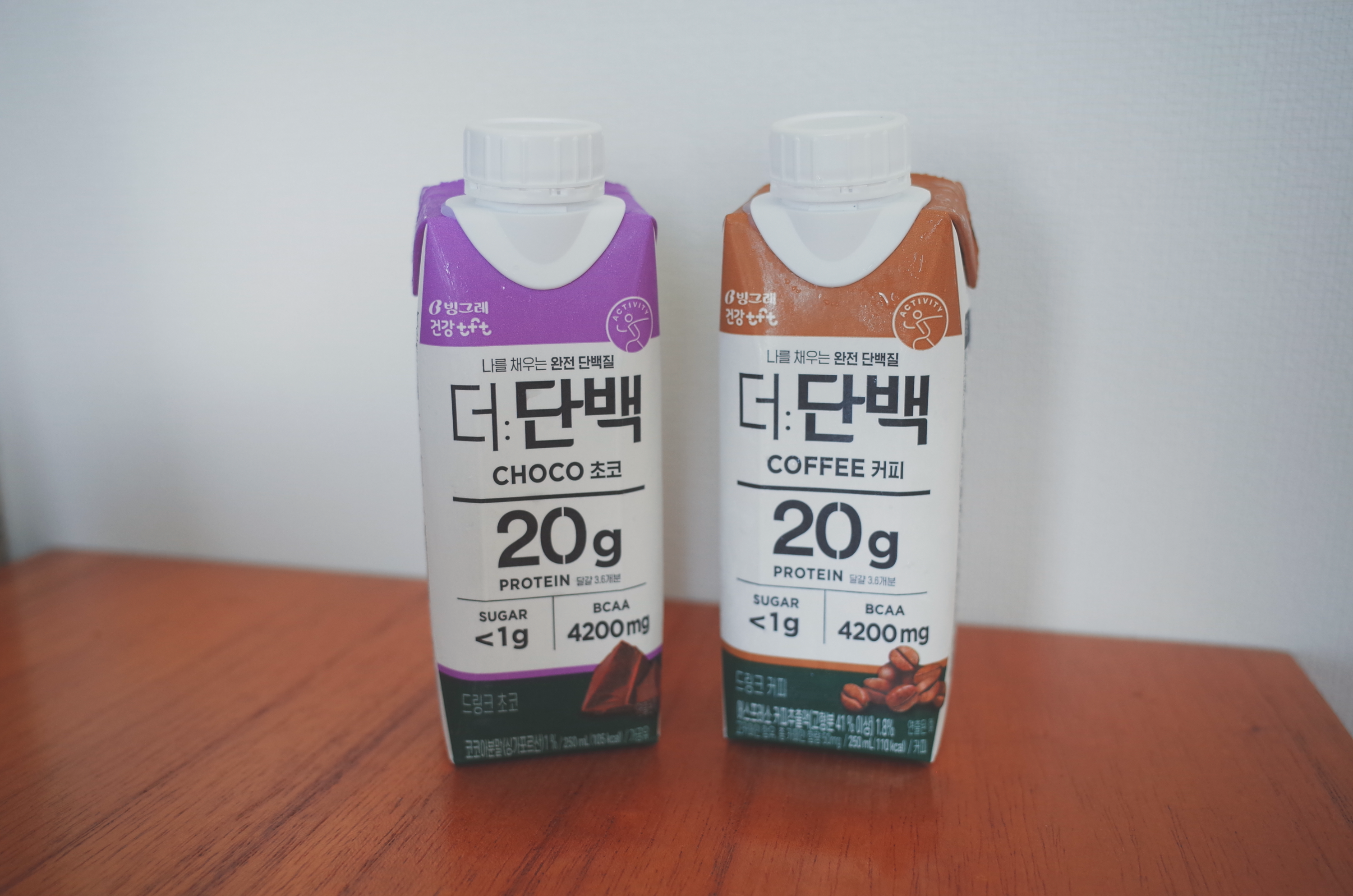 단백질_음료_2가지가_세워져있다