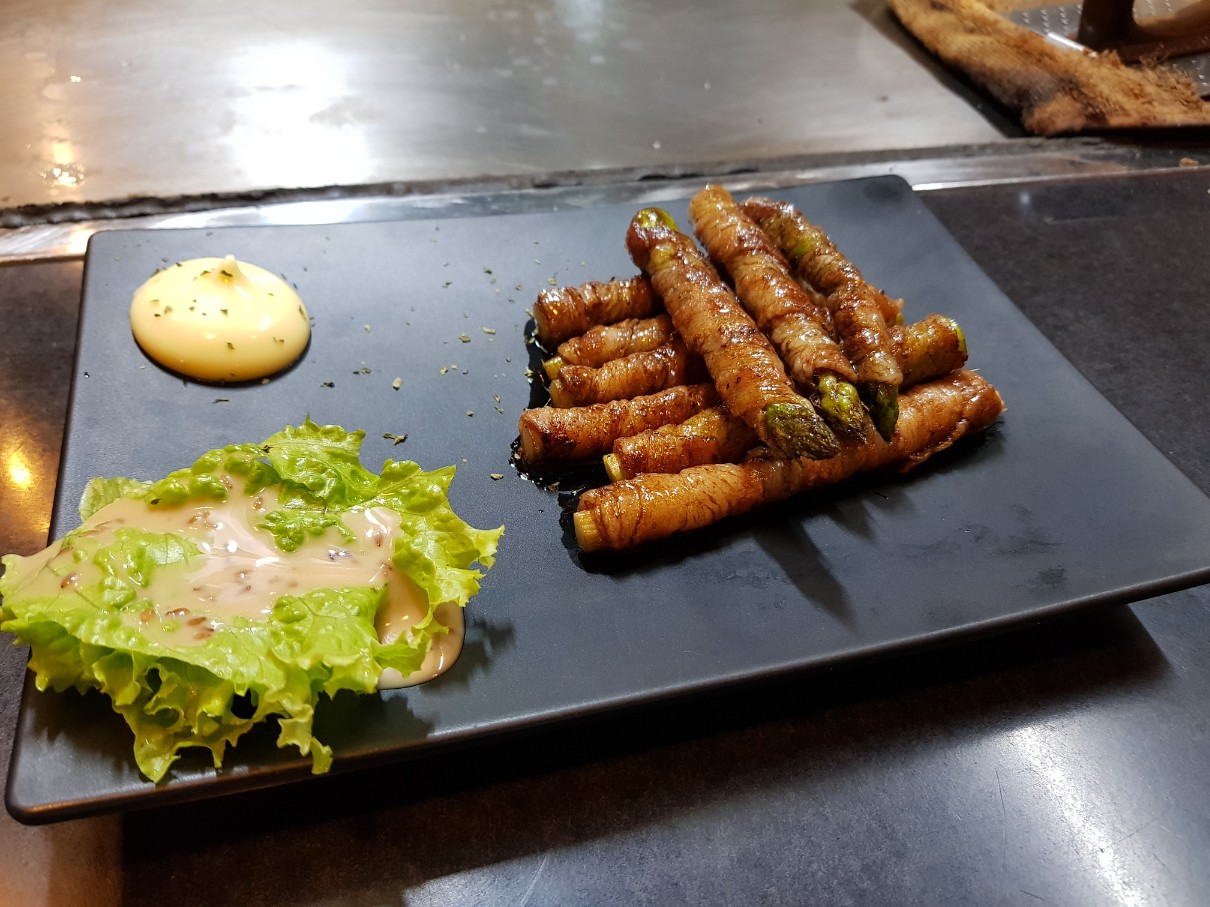 호치민 빈탄군 오코노미야끼 전문점 Muteki - Asparagus Pork Roll Soy Sauce