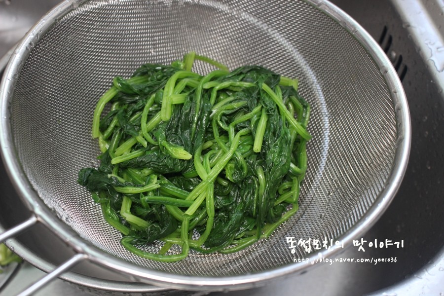 쉽고 간단한 시금치나 수련치 무침 만드는 법 16