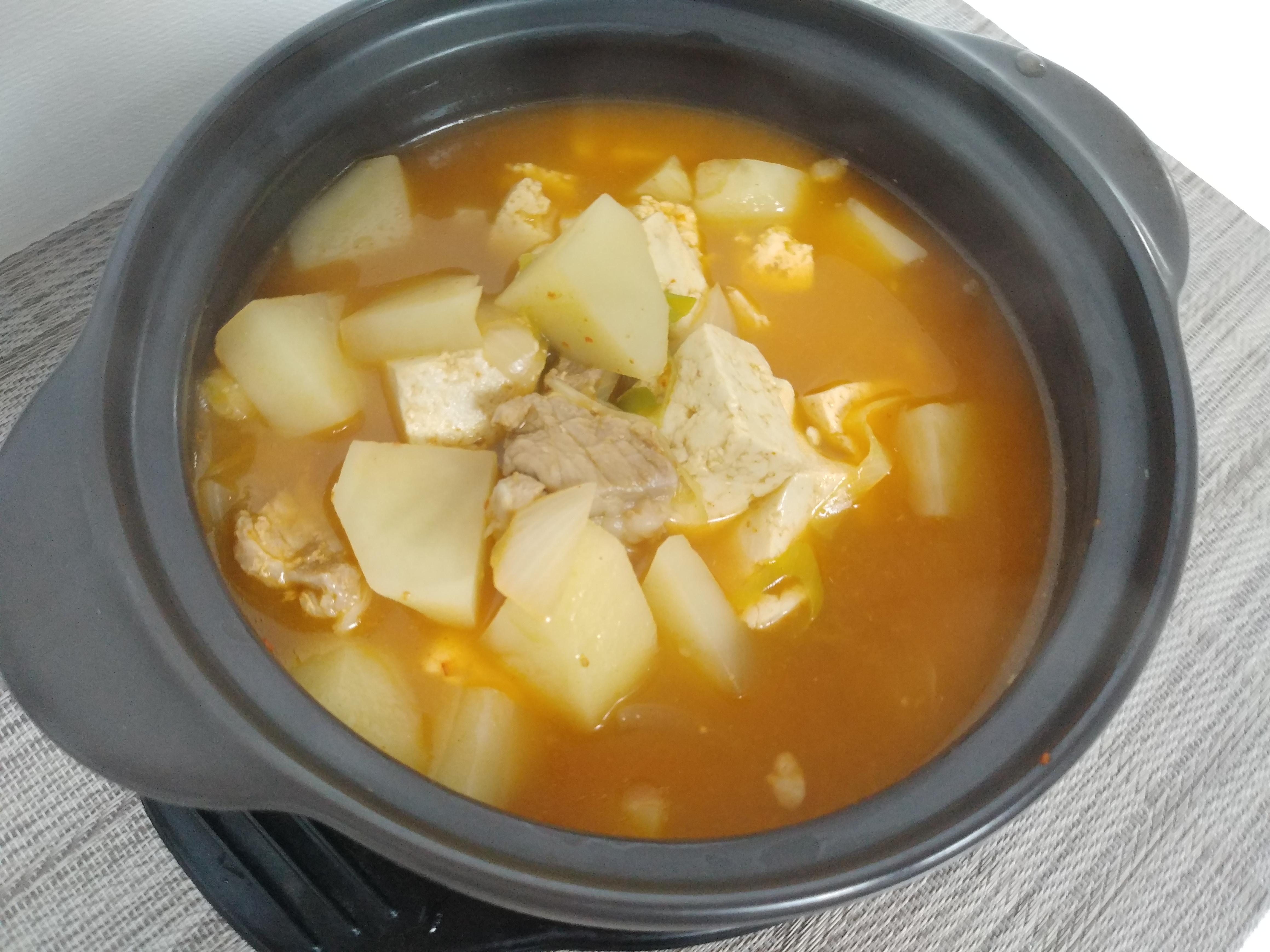  칼칼하고 깊은맛 돼지고기 감자 고추장 찌개